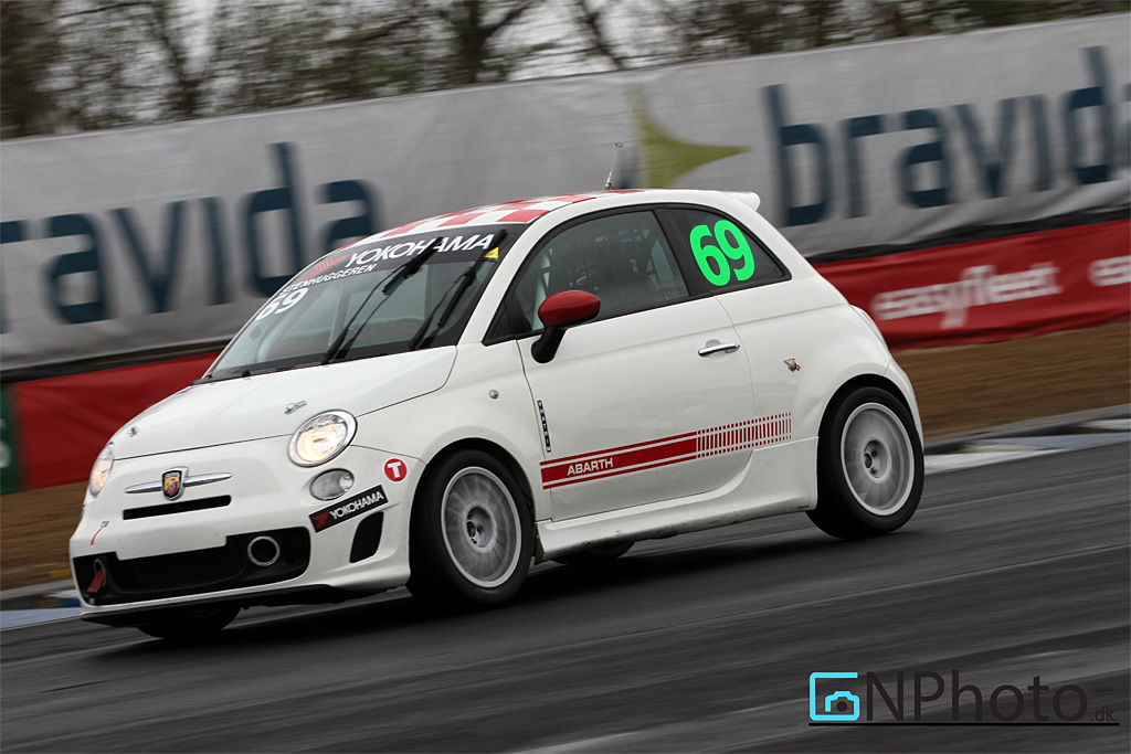 Rudi Larsen fik en god første weekend i hans nye Fiat 500 Abarth. Han fik bilen fredag aften, og kørte de første kilometer i den under træningen lørdag formiddag.
(Foto: CNPhoto.dk)